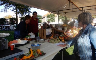 Verkoop oliebollen en herfstbloemstukken