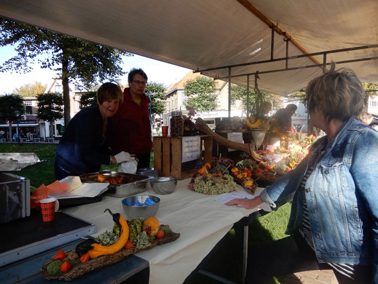 Verkoop oliebollen en herfstbloemstukken