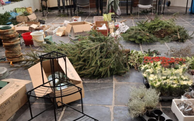 Vrijwilligers van de Grote Kerk en de Regenboogkerk maken kerstbakjes voor de verkoop.